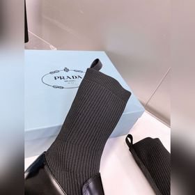 Ботинки-носки Prada с металлическим треугольным логотипом. В этом