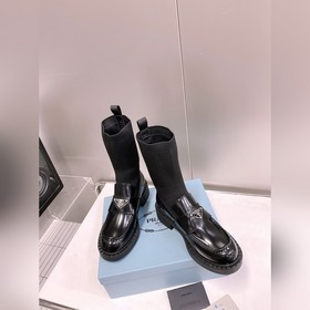 Ботинки-носки Prada с металлическим треугольным логотипом. В этом