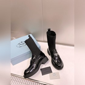 Ботинки-носки Prada с металлическим треугольным логотипом. В этом