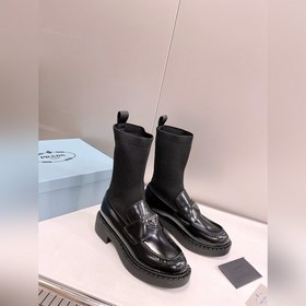 Ботинки-носки Prada с металлическим треугольным логотипом. В этом