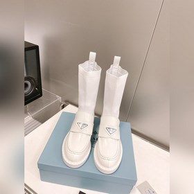 Ботинки-носки Prada с металлическим треугольным логотипом. В этом