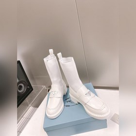 Ботинки-носки Prada с металлическим треугольным логотипом. В этом