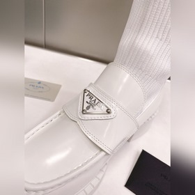 Ботинки-носки Prada с металлическим треугольным логотипом. В этом