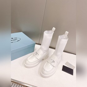 Ботинки-носки Prada с металлическим треугольным логотипом. В этом