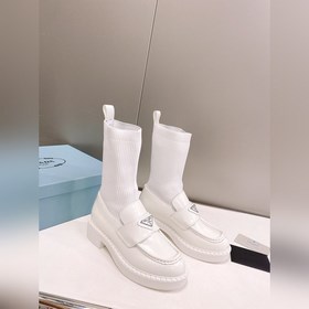 Ботинки-носки Prada с металлическим треугольным логотипом. В этом