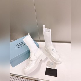 Ботинки-носки Prada с металлическим треугольным логотипом. В этом