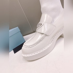 Ботинки-носки Prada с металлическим треугольным логотипом. В этом