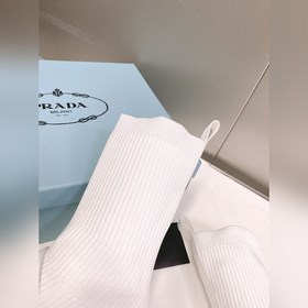 Ботинки-носки Prada с металлическим треугольным логотипом. В этом
