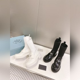 Ботинки-носки Prada с металлическим треугольным логотипом. В этом