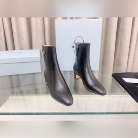 p Новая модель ботинок Prada с толстым каблуком и боковой застежк