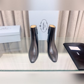 p Новая модель ботинок Prada с толстым каблуком и боковой застежк