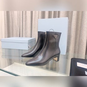 p Новая модель ботинок Prada с толстым каблуком и боковой застежк