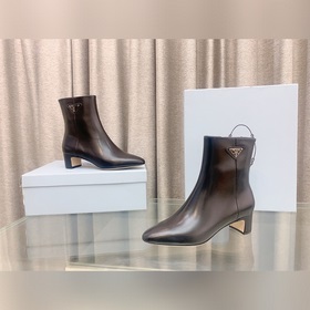 p Новая модель ботинок Prada с толстым каблуком и боковой застежк