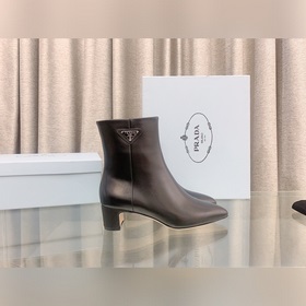 p Новая модель ботинок Prada с толстым каблуком и боковой застежк
