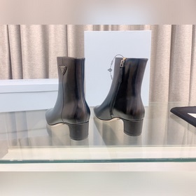 p Новая модель ботинок Prada с толстым каблуком и боковой застежк