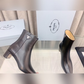 p Новая модель ботинок Prada с толстым каблуком и боковой застежк