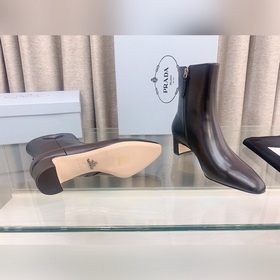 p Новая модель ботинок Prada с толстым каблуком и боковой застежк