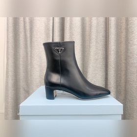 p Новая модель ботинок Prada с толстым каблуком и боковой застежк