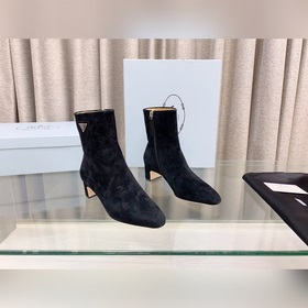 p Новая модель ботинок Prada с толстым каблуком и боковой застежк