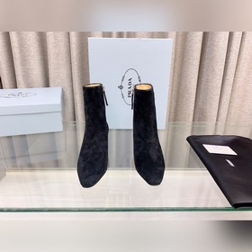 p Новая модель ботинок Prada с толстым каблуком и боковой застежк