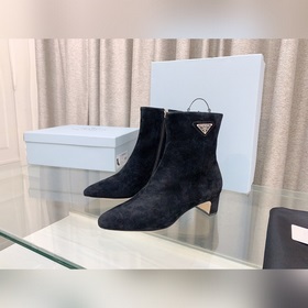 p Новая модель ботинок Prada с толстым каблуком и боковой застежк