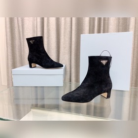 p Новая модель ботинок Prada с толстым каблуком и боковой застежк