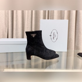 p Новая модель ботинок Prada с толстым каблуком и боковой застежк