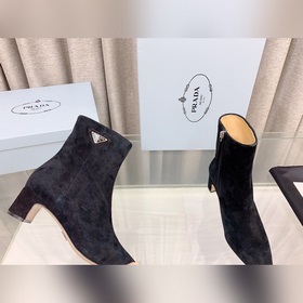 p Новая модель ботинок Prada с толстым каблуком и боковой застежк