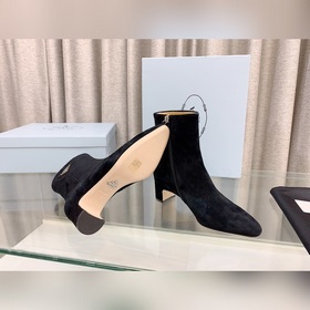 p Новая модель ботинок Prada с толстым каблуком и боковой застежк