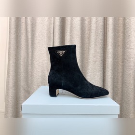 p Новая модель ботинок Prada с толстым каблуком и боковой застежк