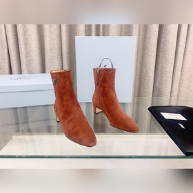 p Новая модель ботинок Prada с толстым каблуком и боковой застежк