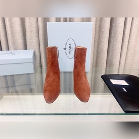 p Новая модель ботинок Prada с толстым каблуком и боковой застежк