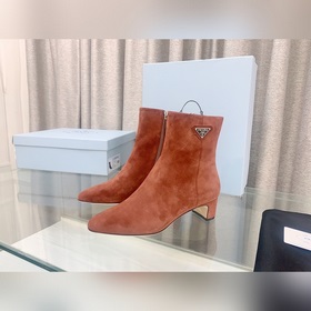 p Новая модель ботинок Prada с толстым каблуком и боковой застежк