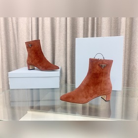 p Новая модель ботинок Prada с толстым каблуком и боковой застежк