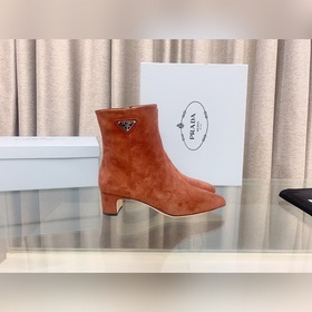 p Новая модель ботинок Prada с толстым каблуком и боковой застежк
