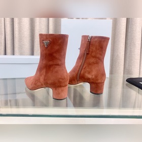 p Новая модель ботинок Prada с толстым каблуком и боковой застежк