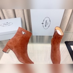p Новая модель ботинок Prada с толстым каблуком и боковой застежк