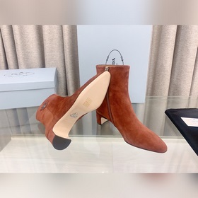 p Новая модель ботинок Prada с толстым каблуком и боковой застежк