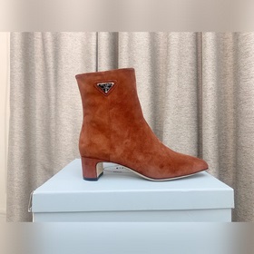 p Новая модель ботинок Prada с толстым каблуком и боковой застежк