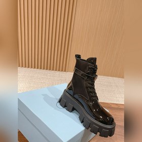 Prada Самые популярные сумки ботинки в Интернете представлены зде