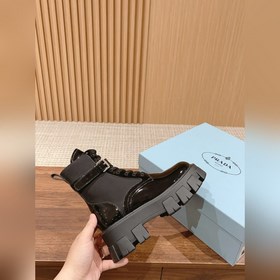 Prada Самые популярные сумки ботинки в Интернете представлены зде