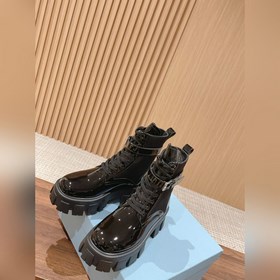 Prada Самые популярные сумки ботинки в Интернете представлены зде
