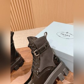 Prada Самые популярные сумки ботинки в Интернете представлены зде