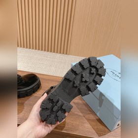 Prada Самые популярные сумки ботинки в Интернете представлены зде