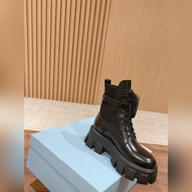 Prada Самые популярные сумки ботинки в Интернете представлены зде