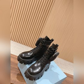 Prada Самые популярные сумки ботинки в Интернете представлены зде
