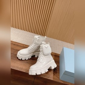 Prada Самые популярные сумки ботинки в Интернете представлены зде