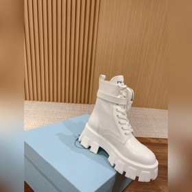 Prada Самые популярные сумки ботинки в Интернете представлены зде