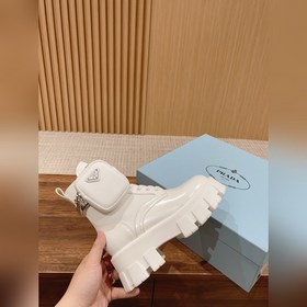 Prada Самые популярные сумки ботинки в Интернете представлены зде