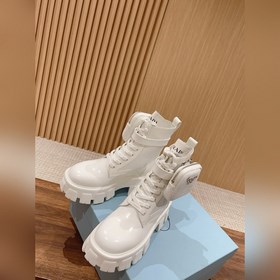 Prada Самые популярные сумки ботинки в Интернете представлены зде
